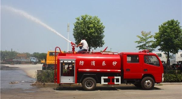 东风福瑞卡双排4吨消防洒水车