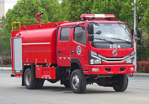 东风4.5吨越野消防车